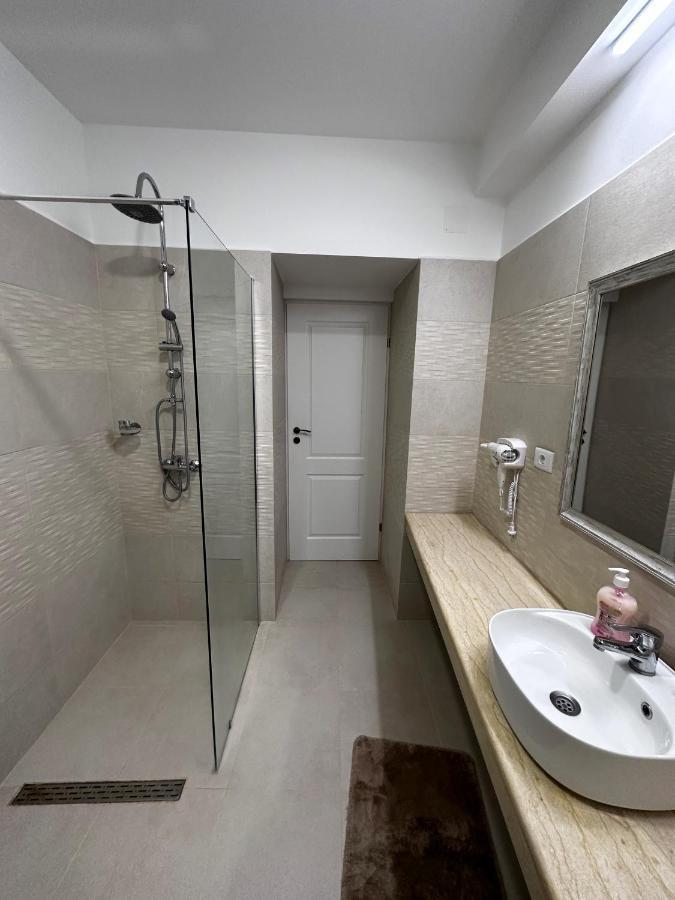 Auberge de jeunesse Romula Imperial à Caracal Extérieur photo